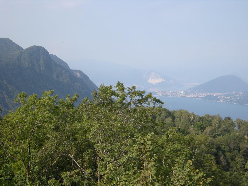 Brissago-Valtravaglia La Casa Del Borgo Bed & Breakfast エクステリア 写真