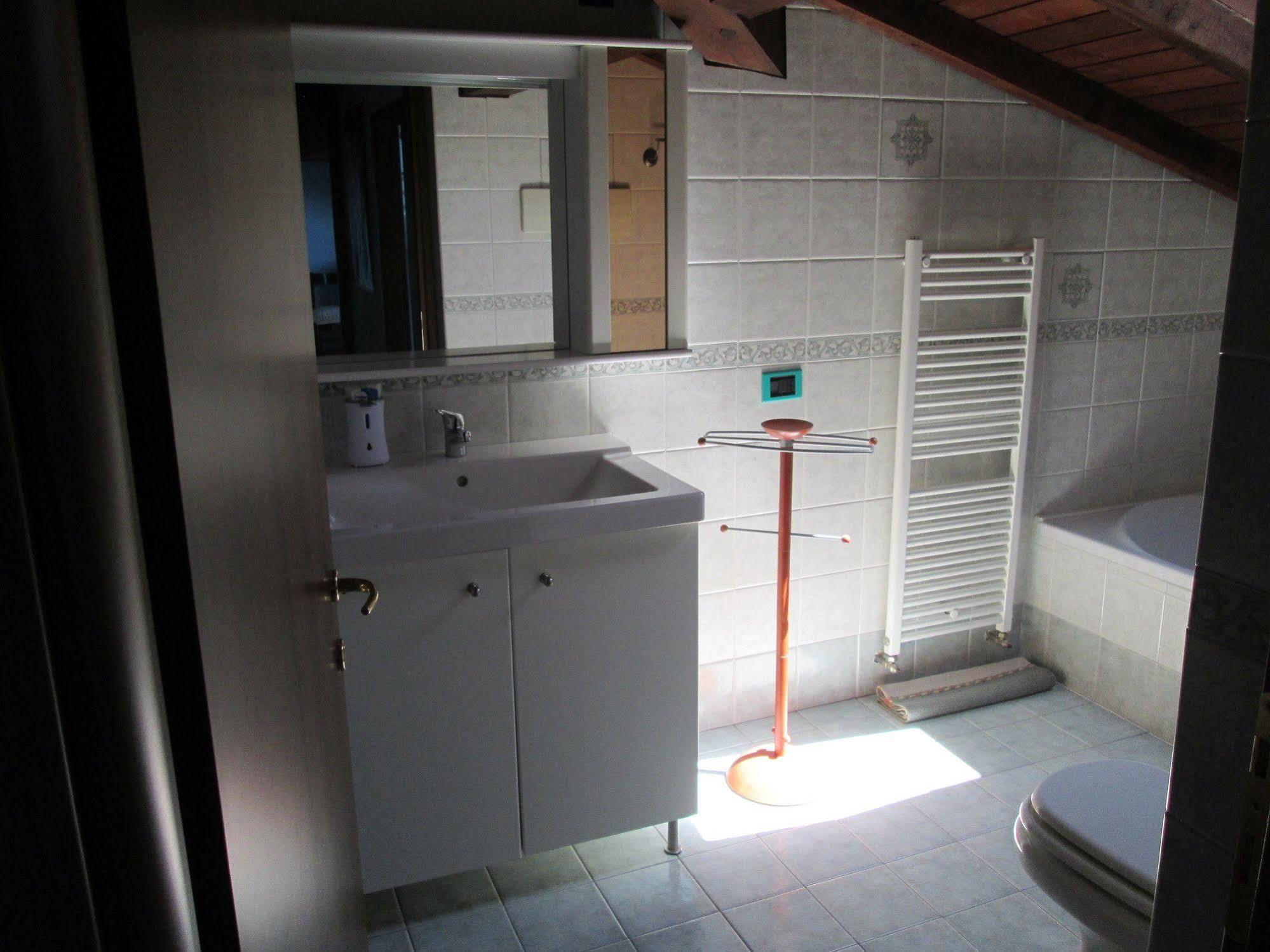 Brissago-Valtravaglia La Casa Del Borgo Bed & Breakfast エクステリア 写真