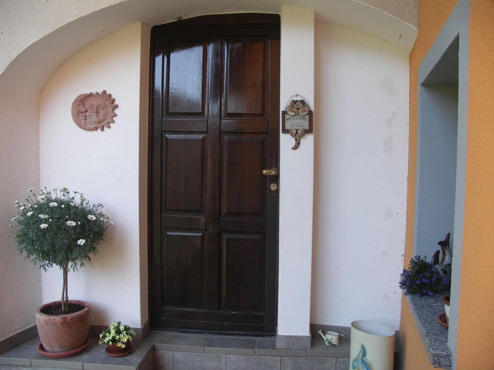 Brissago-Valtravaglia La Casa Del Borgo Bed & Breakfast エクステリア 写真
