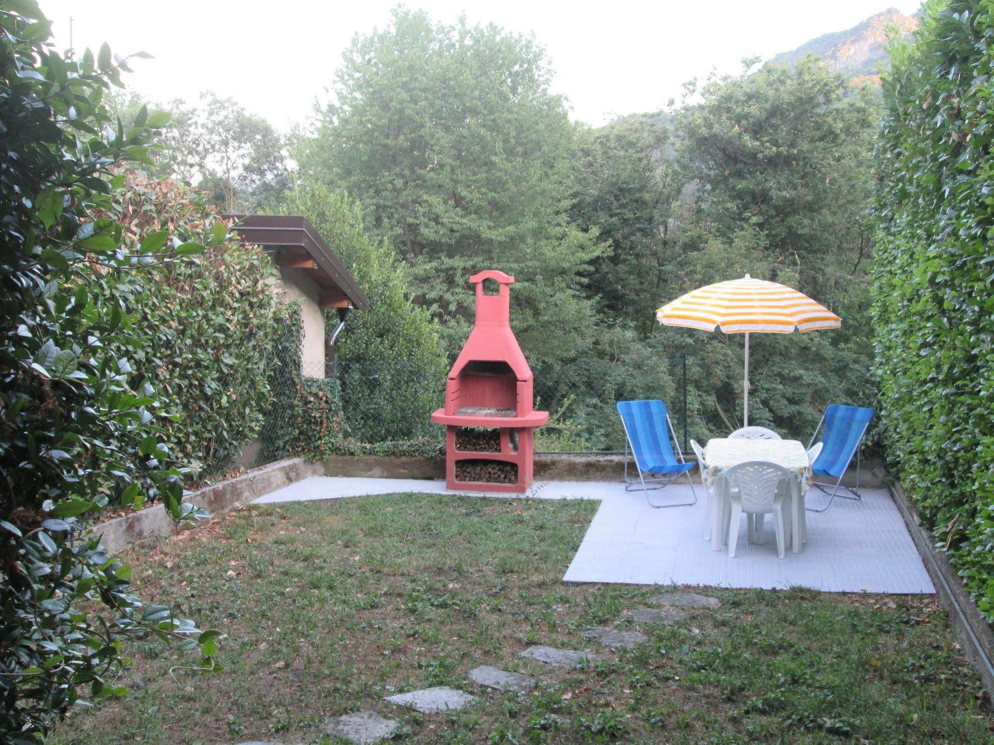 Brissago-Valtravaglia La Casa Del Borgo Bed & Breakfast エクステリア 写真